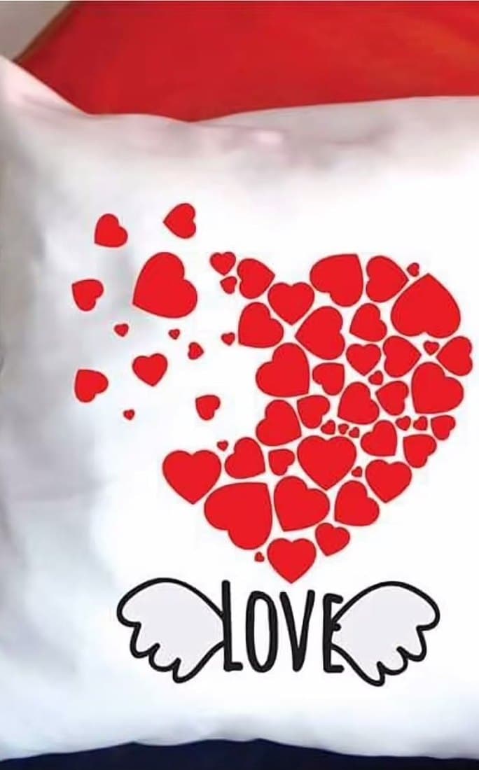 Coussin "LOVE" Cœurs Ailés
